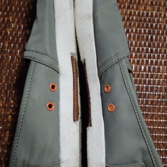 TOMS - Picture 3 of 8